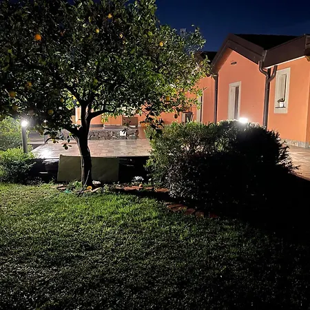La Casetta Di Lollo Vakantiehuis Aci SantʼAntonio
